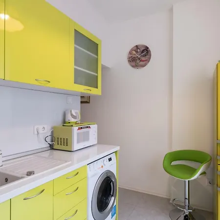 Pop Up - Colourful One Bedroom Flat - Top Center *