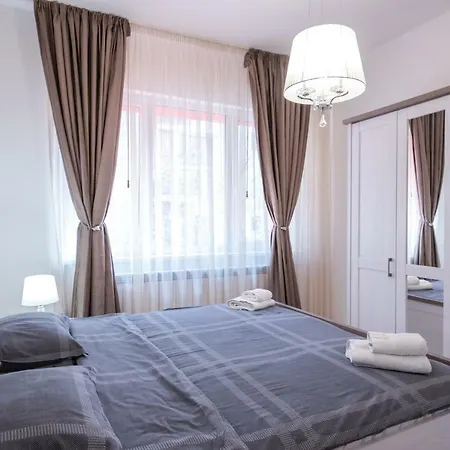 Pop Up - Colourful One Bedroom Flat - Top Center *