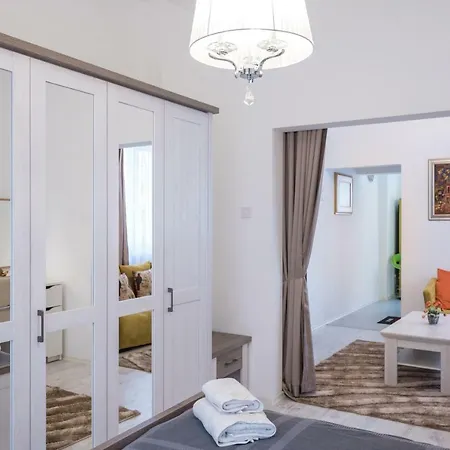 Pop Up - Colourful One Bedroom Flat - Top Center *