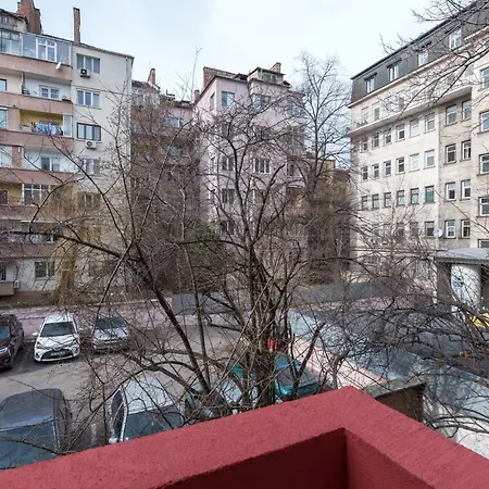 Pop Up - Colourful One Bedroom Flat - Top Center